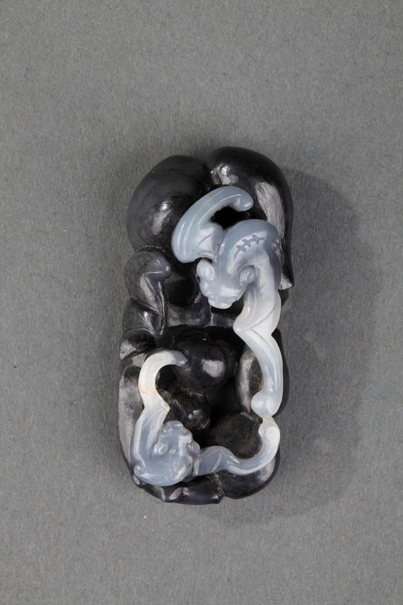 Pendant nephite black and white carved in the shape of two bats with double gourds and their foliage | MasterArt